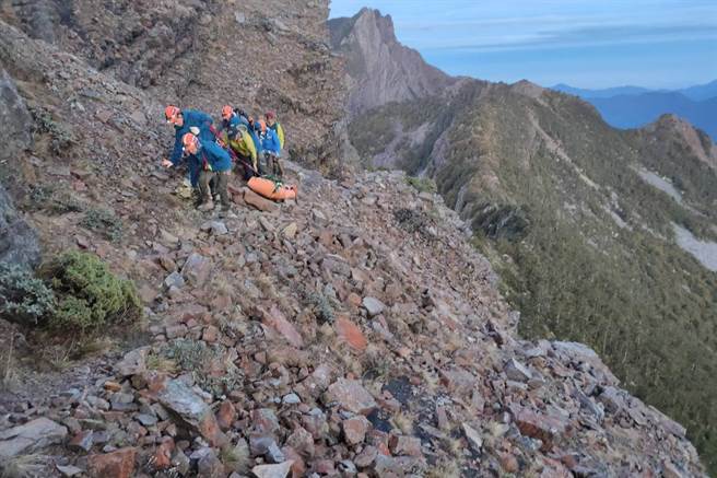新竹县消防局山难搜救小组在品田山救坠崖罹难者，过程艰辛。（新竹县消防局提供／罗浚滨新竹传真）