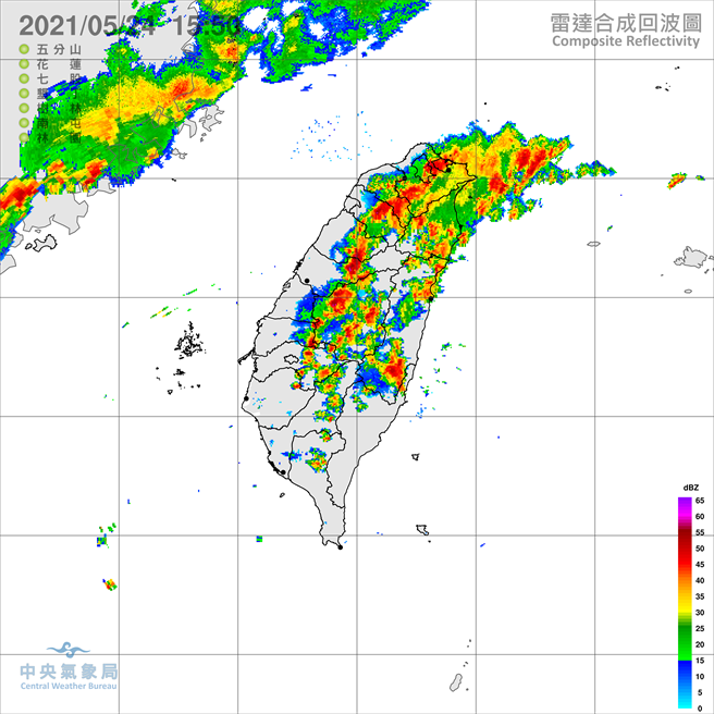 大片对流胞笼罩台湾上空，导致大雷雨。（翻摄自 气象局）