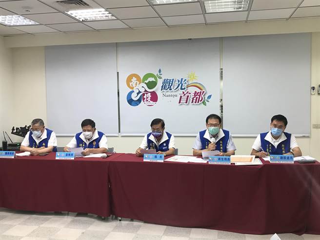 竹山出现确诊个案，南投县长林明溱（中）等人说明防疫作为。（廖志晃摄）