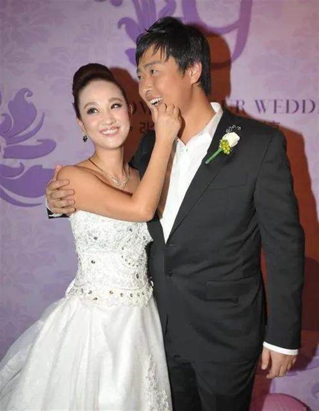 關思婷始終不離不棄，陪伴在張桐身邊。（圖/翻攝自微博）