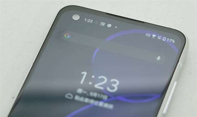 ZenFone 8正面螢幕上方（採用打孔螢幕，前相機位在左上角）。（黃慧雯攝）