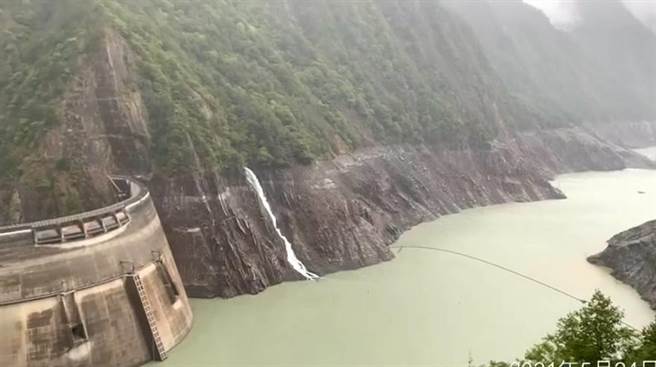 德基水庫集水區下午下起大雨來，雨聲滂沱振奮人心。（民眾提供／陳淑娥台中傳真）