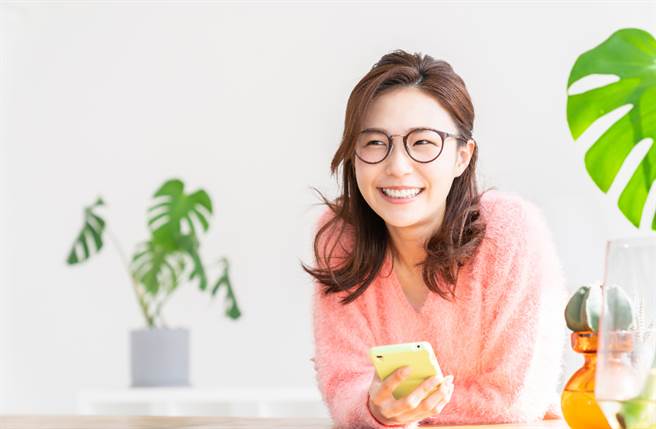 水瓶座、天蠍座、雙子座及雙魚座的女性天生嘴最甜，很懂得如何發自內心誇獎他人，就連情商都很高。（圖／Shutterstock）
