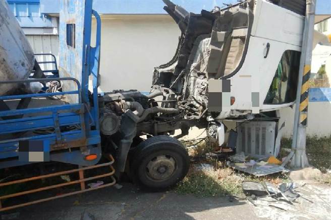 一辆行经台中工业区大货车，车头向前翻落，并与设置于路口监视器箱碰撞。（民眾提供／卢金足台中传真）