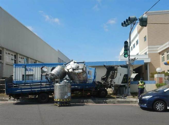 一辆行经台中工业区大货车，车头向前翻落，并与设置于路口监视器箱碰撞。（民眾提供／卢金足台中传真）