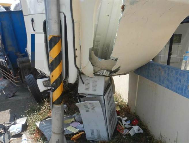 一辆行经台中工业区大货车，车头向前翻落，并与设置于路口监视器箱碰撞。（民眾提供／卢金足台中传真）