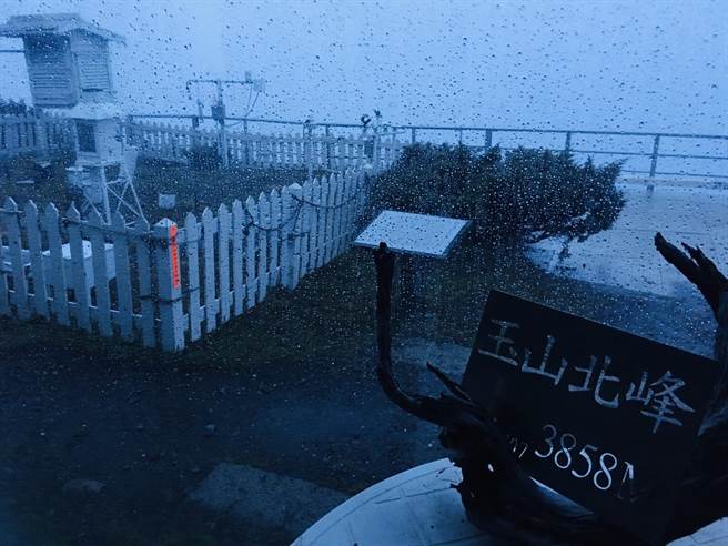玉山森林大火连9天，24日盼到及时雨，希望能烧熄杜鹃营地火灾。（谢新添提供／廖志晃南投传真）