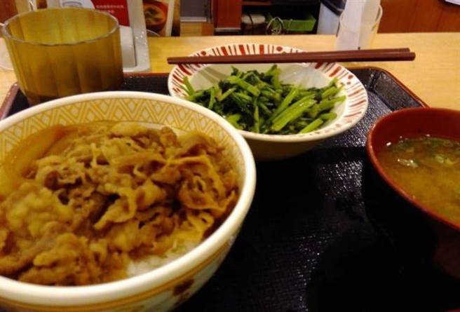 一名男大生在Dcard发文，直呼不知道内用有什么问题，引发网友论战。（图／Dcard）