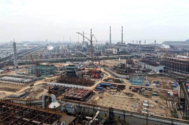 號稱總投資達2600億元的山東濟南泉芯泉芯集成電路公司爆發爛尾風波，180名從台灣挖角的工程師從4月起遭欠薪，圖中該公司12吋晶圓廠建設工程已停擺。（圖／微博）