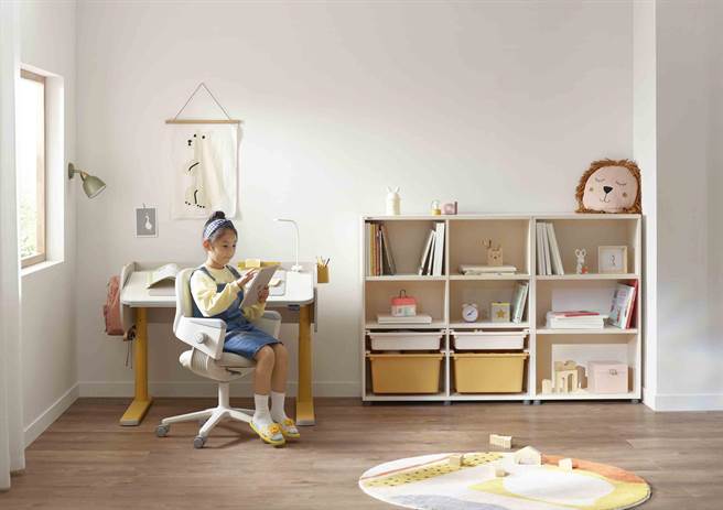 JEROME小鴨成長電動桌，高度可調整467-857mm，滿足孩子各成長階段需求。（iloom提供）