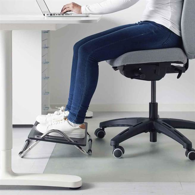DAGOTTO擱腳凳，工作久坐容易血液循環不好，能依習慣調整成舒適的傾斜角度。（IKEA提供）