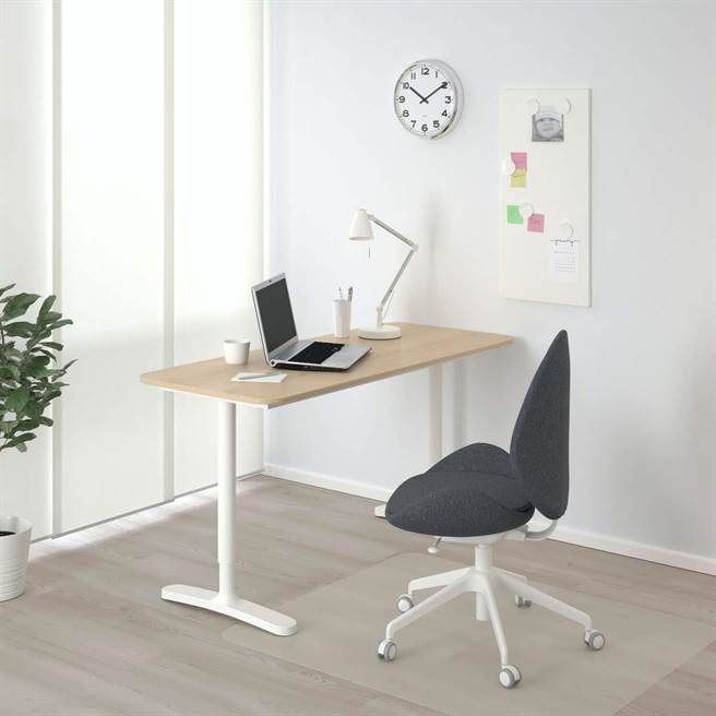 BEKANT書桌工作桌，除了有寬敞的桌面；桌底下的電線收納網設計。（IKEA提供）