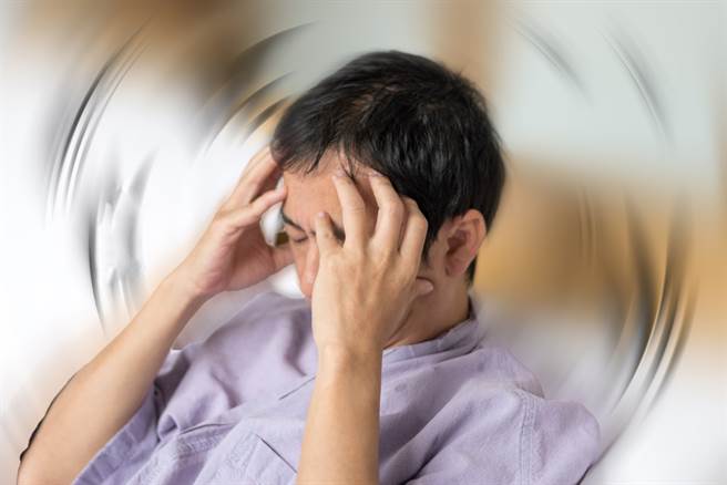三不五時就鬧頭痛好困擾！ 醫師提醒，頭痛種類與原因複雜，但若出現以前沒有的突發劇痛，也有可能因為長了腦瘤，不要輕忽。（示意圖／Shutterstock)