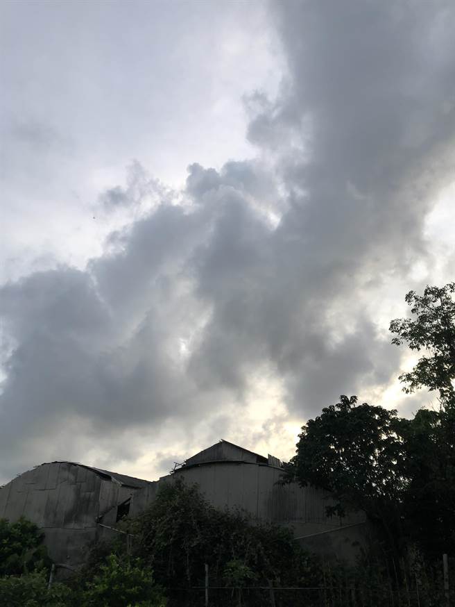 北彰化福興傍晚有出現烏雲，但沒有下雨，讓民眾好失望。（民眾提供／吳建輝彰化傳真）