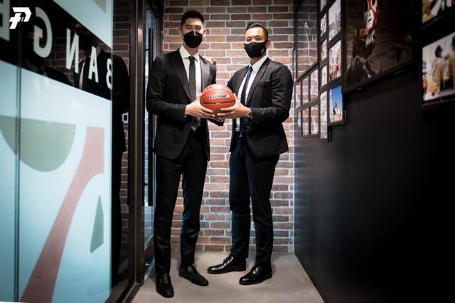 新北国王总教练毛加恩24日前往PLG联盟办公室拜会执行长陈建州。(PLG提供)