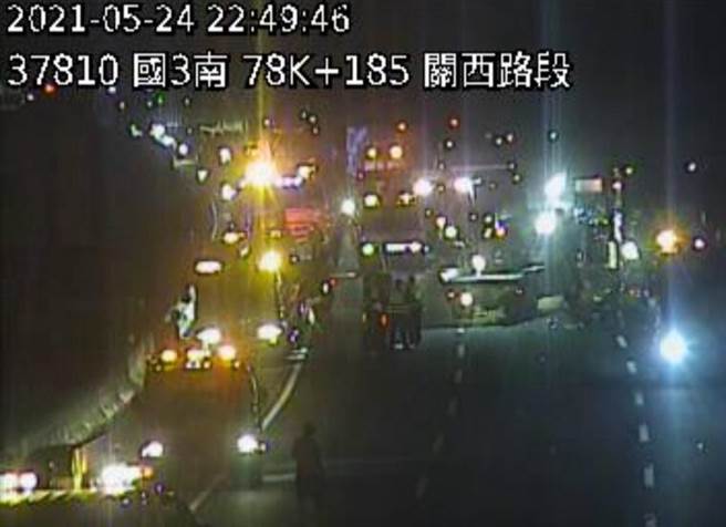 國道3號南下78公里新竹關西路段，今（23日）晚間9時許，發生7車追撞車禍，造成4人輕重傷，其中1人當場無生命跡象。（翻攝自即時路況影像）