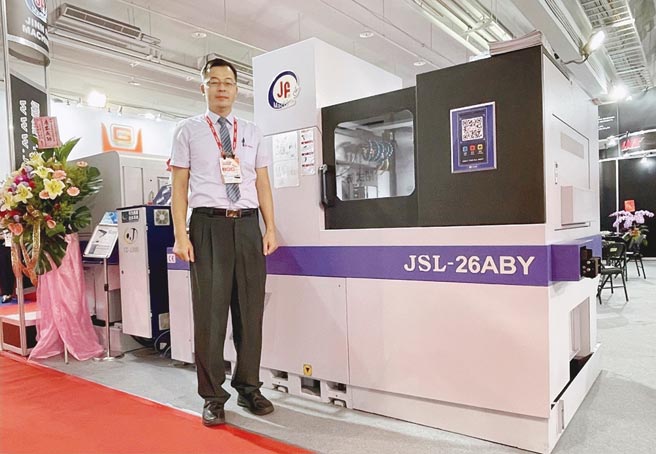 縉錩工業南區分公司經理梁耀昌與JSL-26ABY。每一部縉錩機械都擁有最高的品質標準。圖／縉錩工業提供