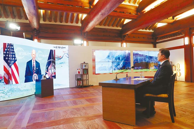 韩国总统文在寅与美总统拜登22日会面后，发表联合声明，三星生物制剂与美莫德纳22日在华府签署协议，莫德纳将委托三星生物制剂在韩国生产新冠疫苗，图为文在寅于4月22日于拜登举行的气候变迁线上峰会，与拜登对谈。（美联社）