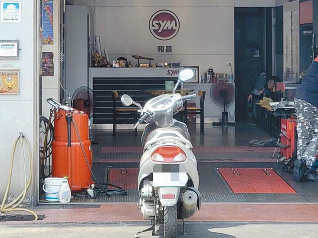 一名机车行老板说明，勤换机油才是不伤车子的关键。（示意图，环保局提供）