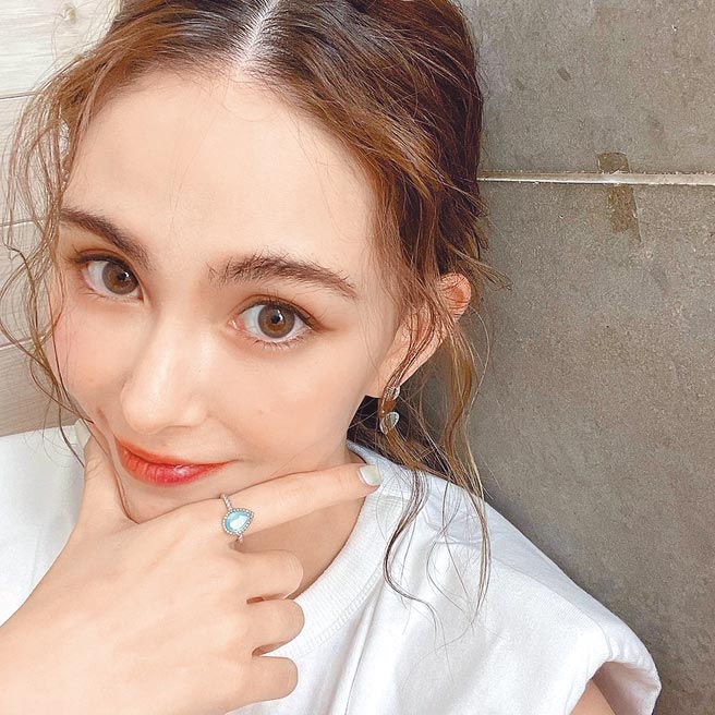 昆凌的珠宝换季了，Boucheron夏日登场的海水蓝绿玉髓珠宝好沁凉。（摘自IG）