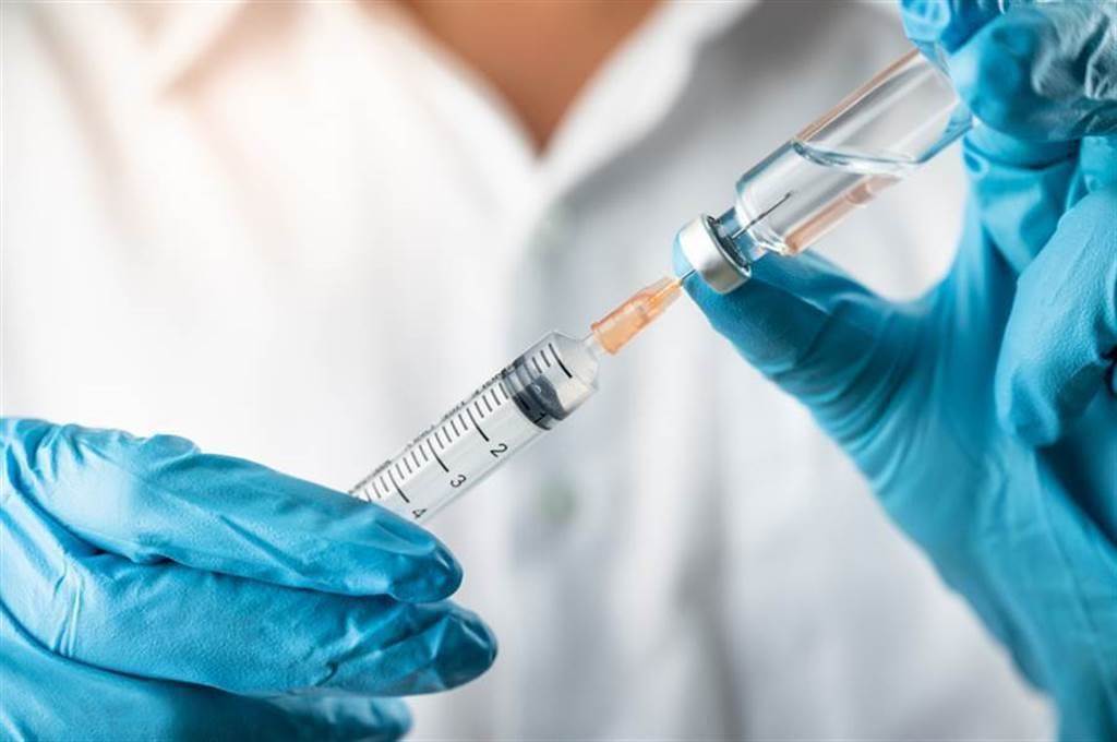 最新民調：49％民眾願意立刻接種新冠肺炎疫苗。（達志影像／shutterstock提供）