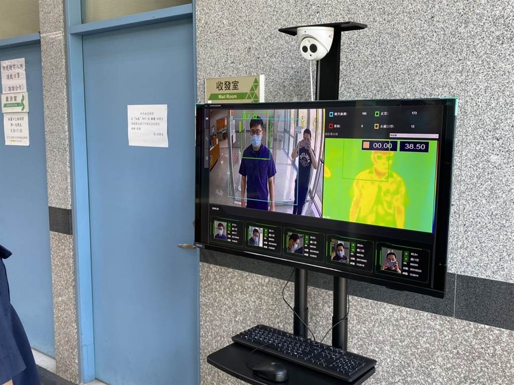 新北市林口警分局購置系統全自動進行入內者體溫偵測。（林口警分局提供）