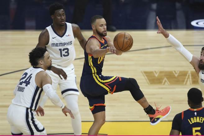 勇士后卫柯瑞(中)今夏被看好能以顶薪续约。（美联社资料照）