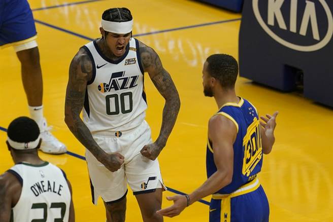 爵士队后卫克拉克生(中)获选年度最佳第六人。（美联社资料照）