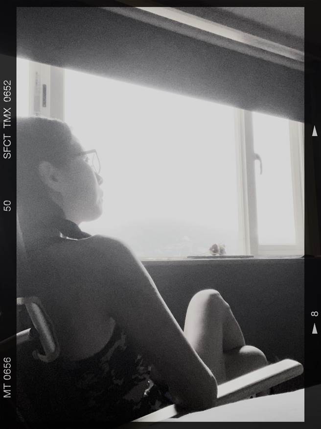 方文琳辣穿绑带小背心，转身没布，美背全都露。（图／取材自方文琳脸书）