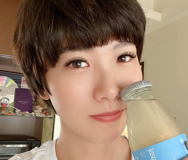 大牙晒肚皮隆起照，引起网有讨论。图/大牙脸书)