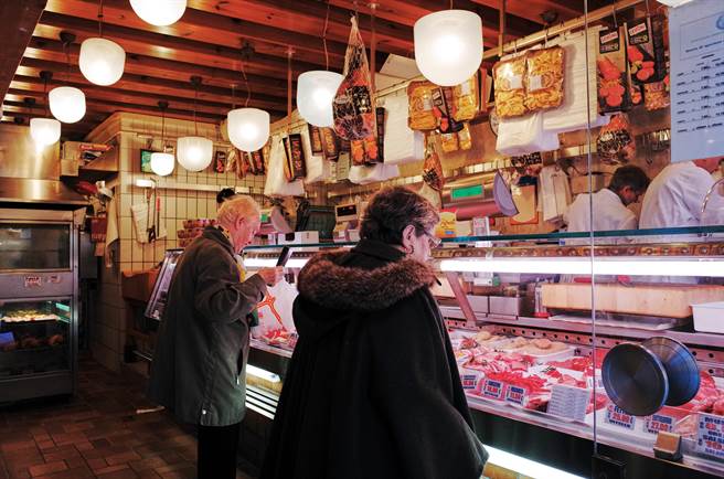 香港一名老翁在露台散步時失足，意外摔落至一樓肉舖的冷凍櫃中。(示意圖/達志影像)