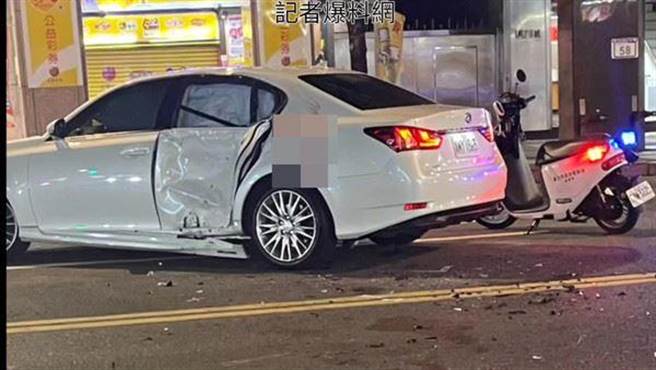 女三宝违规大迴转，害机车骑士反应不及直接拦腰撞上，喷飞脚骨折。（图／翻摄自「记者爆料网」）