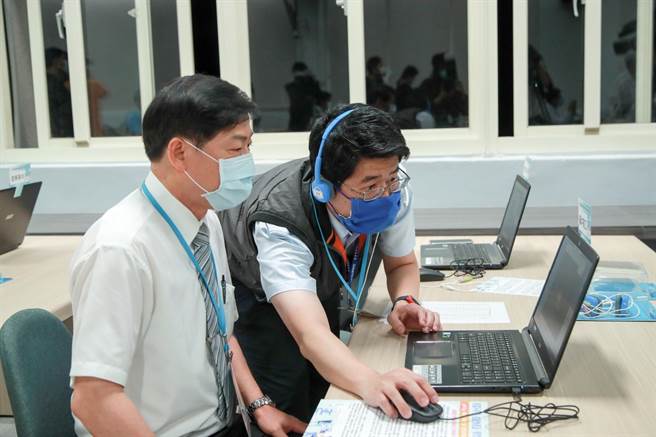 老師盯著螢幕教學，每天還要收集學生繳交的作業批改傷視力。（盧金足攝）