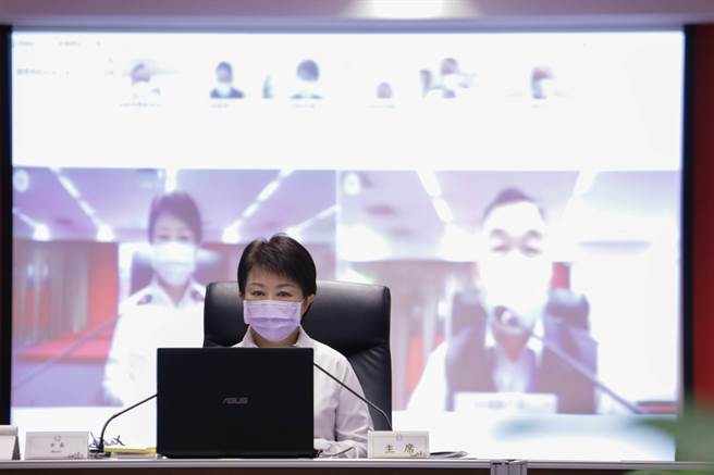 台中市停課不停學師生人數高達40萬人，師生長期使用傷害視力，台中市長盧秀燕請教育局研究這段時間老師授課時數認定是否放寬。（台中市府提供／盧金足台中傳真）