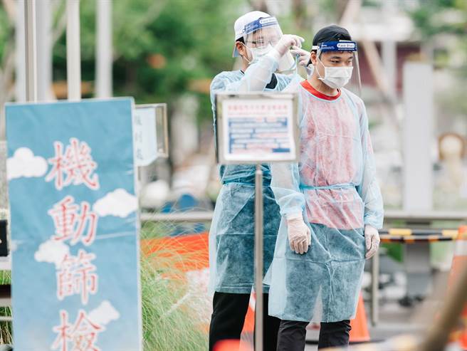 施景中指出，由于筛检量能不足，不少人建议应该增设筛检站，但许多公家地方却不愿意借，让医护需遭受烈阳毒噬。(资料照/郭吉铨摄) 