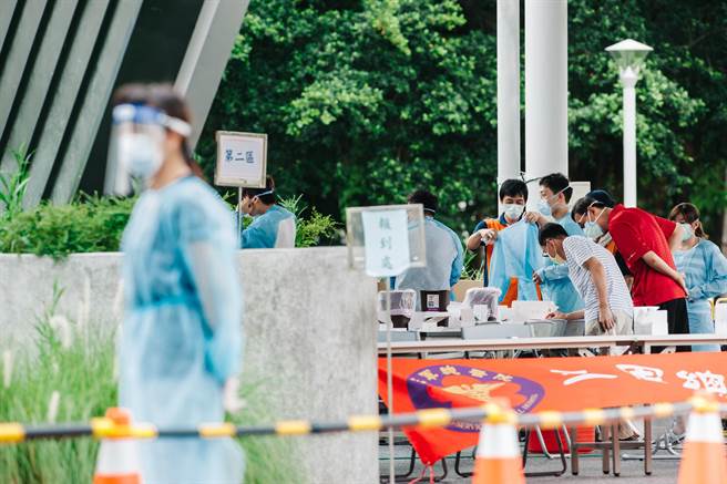 医师施景中指出，由于筛检设备太过阳春，出现许多医护只能在烈日下帮民眾筛检。(资料照/郭吉铨摄)