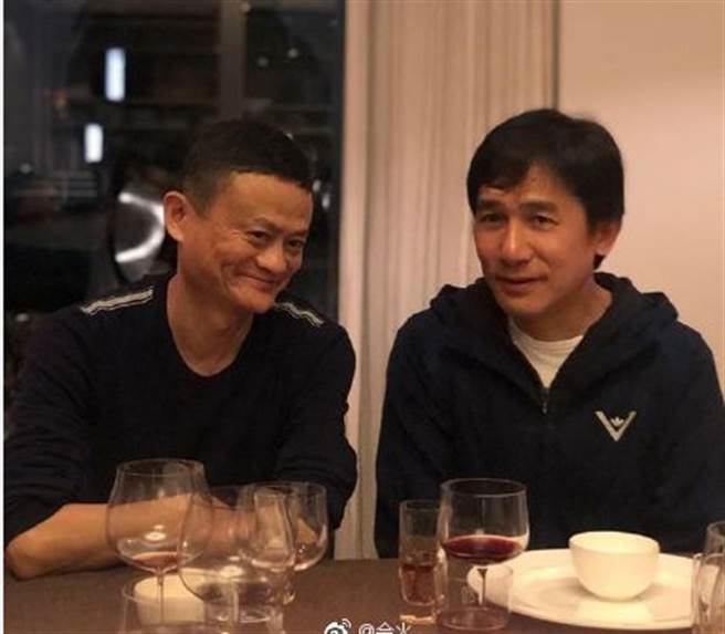 梁朝伟认识马云，全靠贤妻刘嘉玲牵线。(图/微博)

