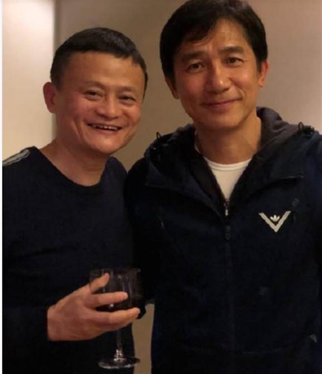 马云与梁朝伟互相交谈，两人相当愉快。(图/微博 )