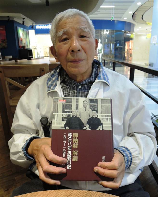 2015年9月2日，86岁的前黑猫中队队员张立义坚持出席大陆抗战七十年阅兵。他打算送给大陆国台办主任张志军郝柏村抗日新书，对他而言，与其在台湾内部喊话，这才是消除两岸抗日史观歧异最好办法。（陈柏廷摄）