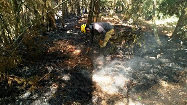 马崙山区昨日降雨，火势今日已稍获控制。（东势林管处提供／陈淑娥台中传真）