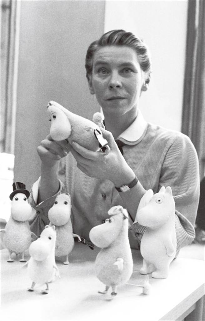 1956 年的朵貝楊笙與嚕嚕米娃娃。(圖/聯合文學 提供)