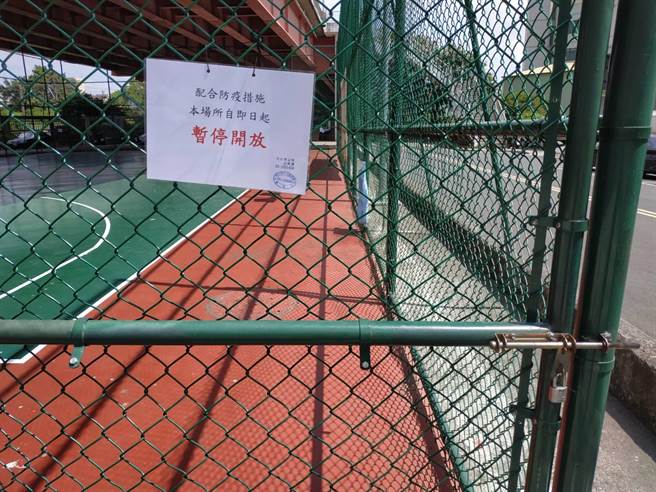 斗六市公所在全国各级学校停课前就封闭篮球场，只贴公告就完成，市民配合度都很高。（周丽兰摄）