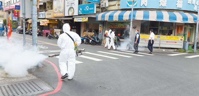 草屯东方红群聚酿6确诊，医忧已感染3轮，恐让草屯变成下个小万华。图为环保局在南投的确诊个案活动范围进行清消。（草屯镇公所提供／廖志晃南投传真）
