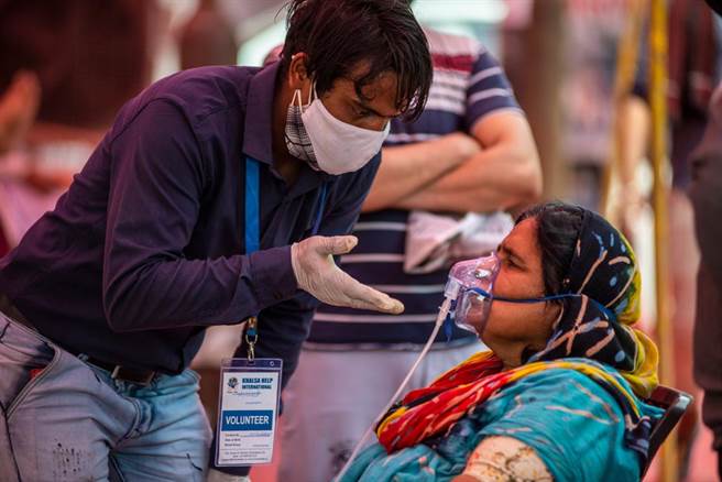 新冠肺炎疫情肆虐，印度不少病患都必须倚靠氧气设备才能顺畅呼吸，不过网路上却疯传一张印度妇女戴氧气罩煮饭的照片，被刻意美化成母爱的表现，意外引爆网友怒火。（示意图／达志影像）