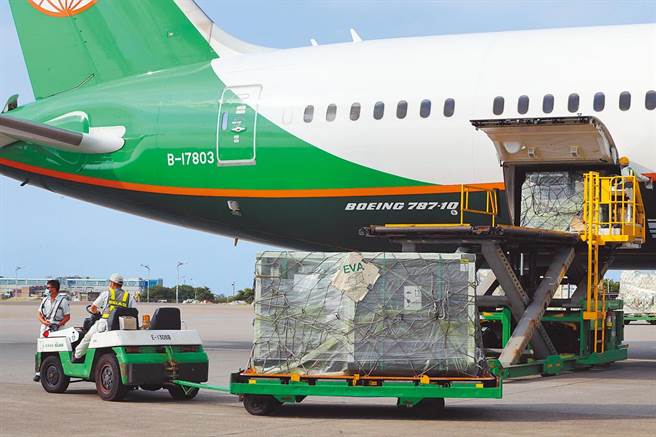 好消息！新冠疫苗6月進200萬劑，8月到手1千萬劑。圖為19日40萬劑AZ疫苗抵台。（本報資料照片）
