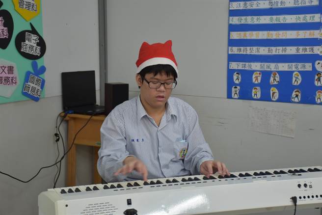 头份国中音乐奇才陈秉彦获得总统教育奖。（谢明俊摄）