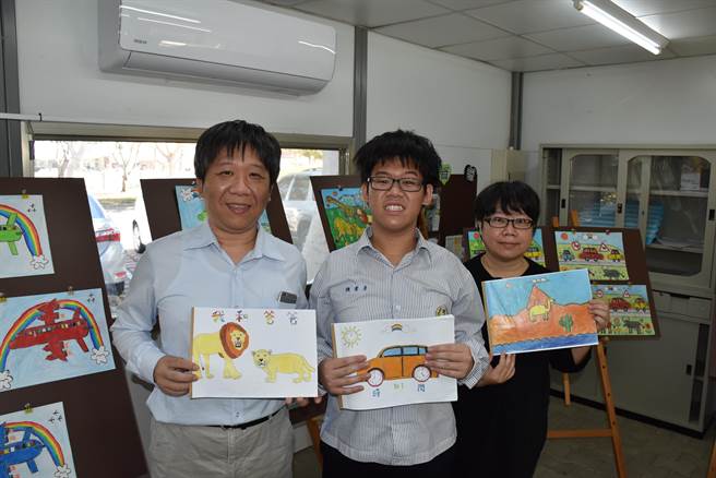 陈秉彦的父母亲花费许多心力陪伴儿子走到现在。（谢明俊摄）