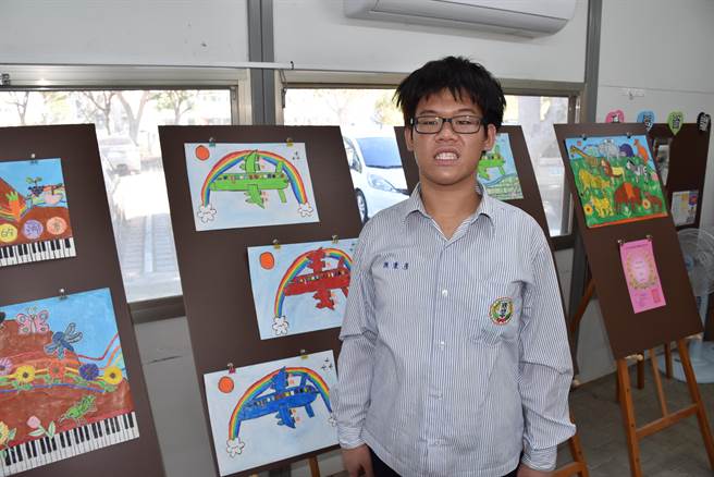 陈秉彦也喜欢画画。（谢明俊摄）