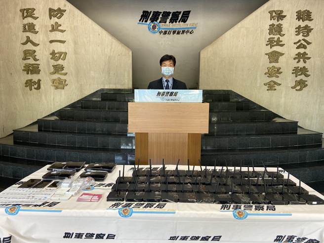 刑事局中部打击犯罪中心25日宣布破获架设数位节费器SIMBOX电信设备的诈骗机房，诈骗成员以乱枪打鸟方式拨打民眾电话行骗。（卢金足摄）