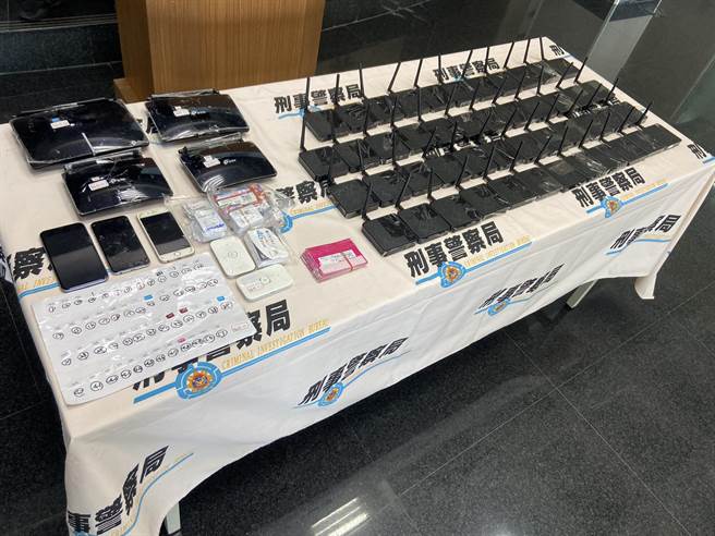 警方当场查扣正在诈骗的SIMBOX电信设备、网路分享器、无线基地台、行动电话及人头电信门号卡等赃证物。（卢金足摄）